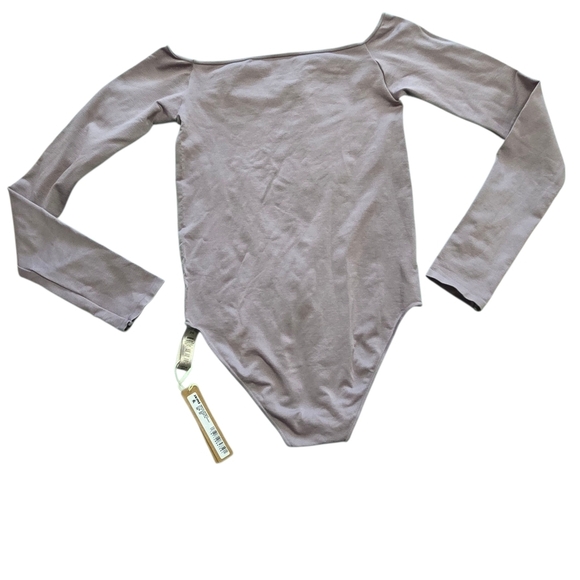 SKIMS ESSENTIAL OFF THE SHOULDER BODYSUIT Top Shirt Zinc Small Medium NWT - Picture 2 of 4